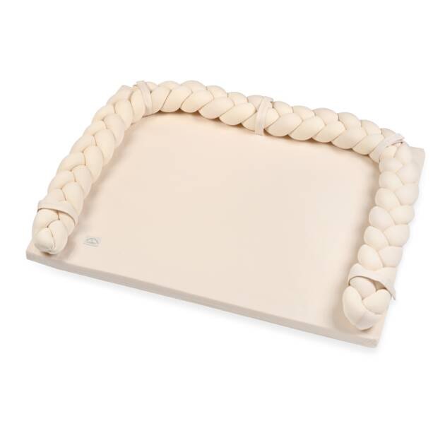 משטח החתלה עם נחשוש קלוע בז׳